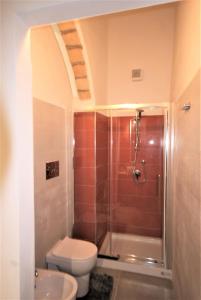 a bathroom with a shower with a toilet and a sink at Casa Archi in Castelvetrano Selinunte