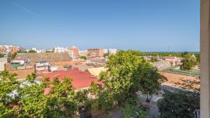 uma vista para uma cidade com edifícios e árvores em Poblenou 3bd 5 min to the Beach em Barcelona