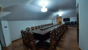 einen Konferenzraum mit einem langen Tisch und Stühlen in der Unterkunft Solim in Khorog