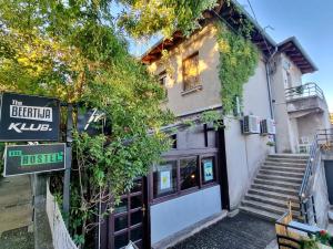 um sinal em frente a um edifício com uma casa em Das Hostel Rijeka em Rijeka