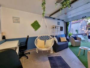 uma sala de estar com um baloiço num quarto em Das Hostel Rijeka em Rijeka