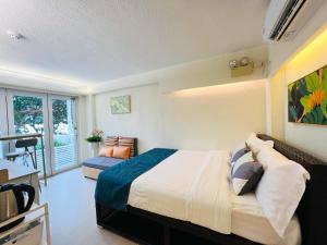 ein Schlafzimmer mit einem großen Bett und einem Balkon in der Unterkunft Concerto Inn in Hongkong