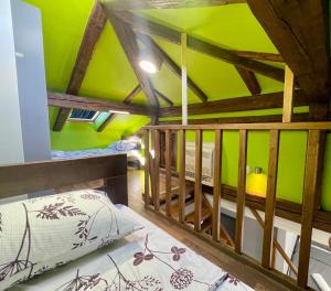 um quarto com paredes verdes e uma cama num quarto em Das Hostel Rijeka em Rijeka