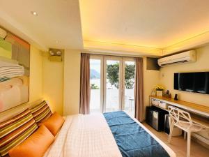 香港的住宿－浪濤軒，酒店客房设有一张大床和一台电视。
