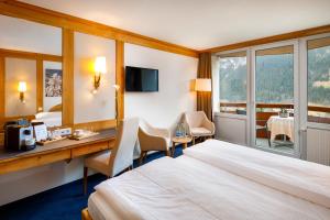 Llit o llits en una habitació de Derby Swiss Quality Hotel