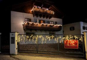 un edificio con luces de Navidad en una valla en Appartamento Giustina, en Gargazzone