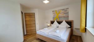 Łóżko lub łóżka w pokoju w obiekcie Ferienwohnung Flachau Oberlehengut