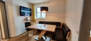 Telewizja i/lub zestaw kina domowego w obiekcie Ferienwohnung Flachau Oberlehengut