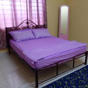 Cama ou camas em um quarto em HOMESTAY KAKMAH