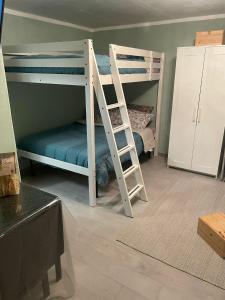 Ce dortoir comprend 2 lits superposés. dans l'établissement Piccolo paradiso, à Prata