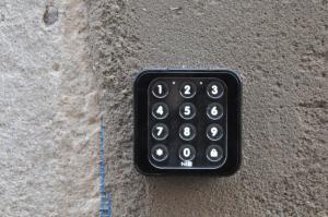 un mando a distancia negro sentado en el suelo en Hotel Lugano Torretta, en Marghera