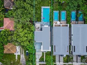 een uitzicht op een huis met bomen bij Modern Villa w/ Resort Amenities & Salt Water Pool in Miami
