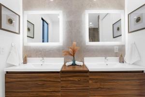 twee wastafels in een badkamer met twee spiegels bij Modern Villa w/ Resort Amenities & Salt Water Pool in Miami