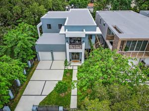 een luchtzicht op een huis met een tuin bij Modern Villa w/ Resort Amenities & Salt Water Pool in Miami