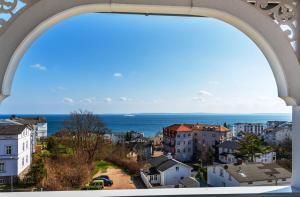 vistas al océano desde una ventana del edificio en Villa Bella Vista - Meerblick 4, en Sassnitz