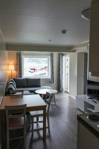 una sala de estar con un sofá y una mesa en Loen Apartments, en Loen