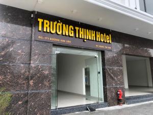 un edificio con un letrero que lee "Tipping Think Hotel" en Trường Thịnh Hotel, en Vinh