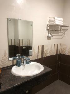 un baño con lavabo y espejo en Trường Thịnh Hotel, en Vinh