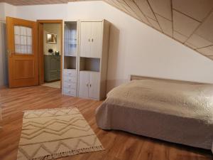 sypialnia z łóżkiem, szafą i drzwiami w obiekcie Fewo Perlseeblick w mieście Waldmünchen