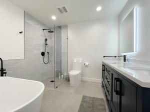 ein Badezimmer mit Badewanne, Waschbecken und Toilette in der Unterkunft @ Marbella Lane – Contemporary Sophisticated Home in Sunnyvale