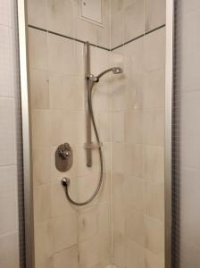 una doccia con soffione in un bagno di Ferienwohnung Seeterrassen a Dewichow Altre 14 foto