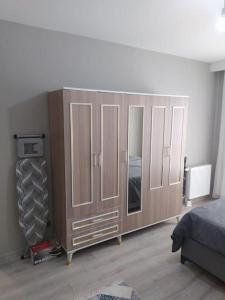 1 dormitorio con una fila de armarios con espejos en Esenyurt Lüx Suits, en Esenyurt