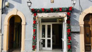 fasada budynku z dekoracjami świątecznymi w obiekcie HOTEL VENETO Centro Storico di Firenze we Florencji