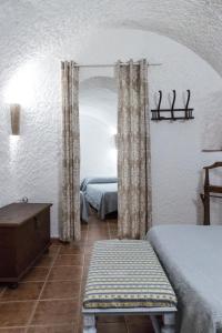 Łóżko lub łóżka w pokoju w obiekcie Casa Cueva Picoesquina