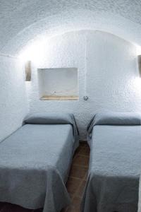 Łóżko lub łóżka w pokoju w obiekcie Casa Cueva Picoesquina