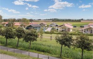 Blick auf einen Vorort mit Häusern in der Unterkunft Friedrichskoog-strandpark 4 in Friedrichskoog