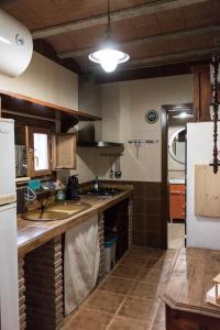 Kuchnia lub aneks kuchenny w obiekcie Casa Cueva Picoesquina