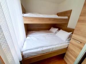 亞霍里納的住宿－Apartment U 154 - Aparthotel Vučko，一间卧室配有两张双层床。