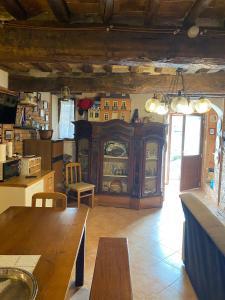 uma cozinha com um grande armário de madeira num quarto em Etruscan residence Perugia em Pianello