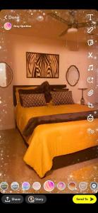 Cartel de un dormitorio con cama con sábanas amarillas en Luxury Comfy Townhome, en Charlotte