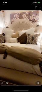 1 dormitorio con 1 cama grande con almohadas en Luxury Comfy Townhome, en Charlotte