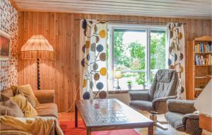 un soggiorno con divano, tavolo e finestra di 3 Bedroom Lovely Home In Vrena a Vrena