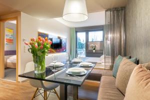 una sala de estar con una mesa y un sofá en Onyx Luxury, en Sárvár