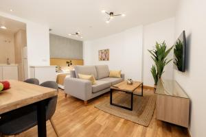 Televízia a/alebo spoločenská miestnosť v ubytovaní Apartamentos Debambú + 37 fotografií