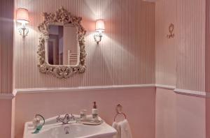 a bathroom with a sink and a mirror at Hotel Boutique Real Posada De Liena y Restaurante Liena in Murillo de Gállego