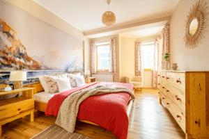 1 dormitorio con 1 cama y una pintura en la pared en Apartament Pod Orłem, en Zakopane