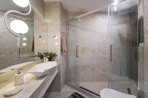 A bathroom at Temple of PPG in Thessaloniki Még 10 kép