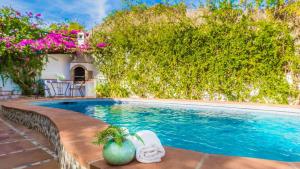 Bazén v ubytovaní Villa Cortijo Miramar Frigiliana by Ruralidays alebo v jeho blízkosti