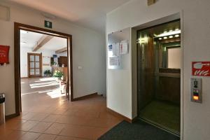 un pasillo de oficina con una puerta y un pasillo con una aoice en Residence Hotel Casa Metz, en Santa Cristina Valgardena
