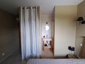 Posteľ alebo postele v izbe v ubytovaní Villa de charme avec piscine entre Ajaccio et Porticcio