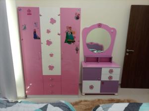 a bedroom with a pink dresser and a mirror at شقة غرفتين وصاله ابراج الؤلؤه in Ajman 