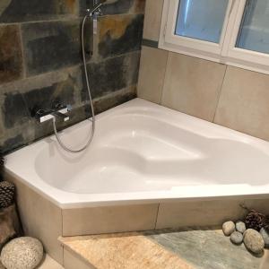 a white bath tub in a bathroom with a window at Villa de charme avec piscine entre Ajaccio et Porticcio in Eccica-Suarella