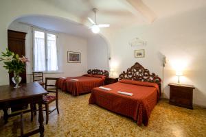 Postel nebo postele na pokoji v ubytování Albergo Tre Donzelle + 37 fotografií