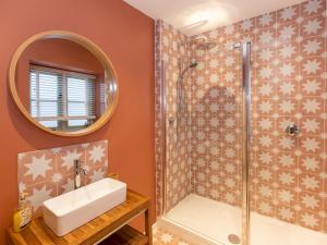 une salle de bain avec une douche, un lavabo et un miroir dans l'établissement A Hidden Gem in the Heart of Wells, Somerset, à Wells 11 autres photos