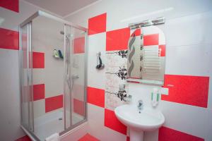 A bathroom at Molex Apartments