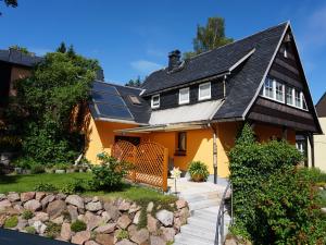 una casa con paneles solares en el techo en Ferienwohnung Splitek, en Kurort Altenberg